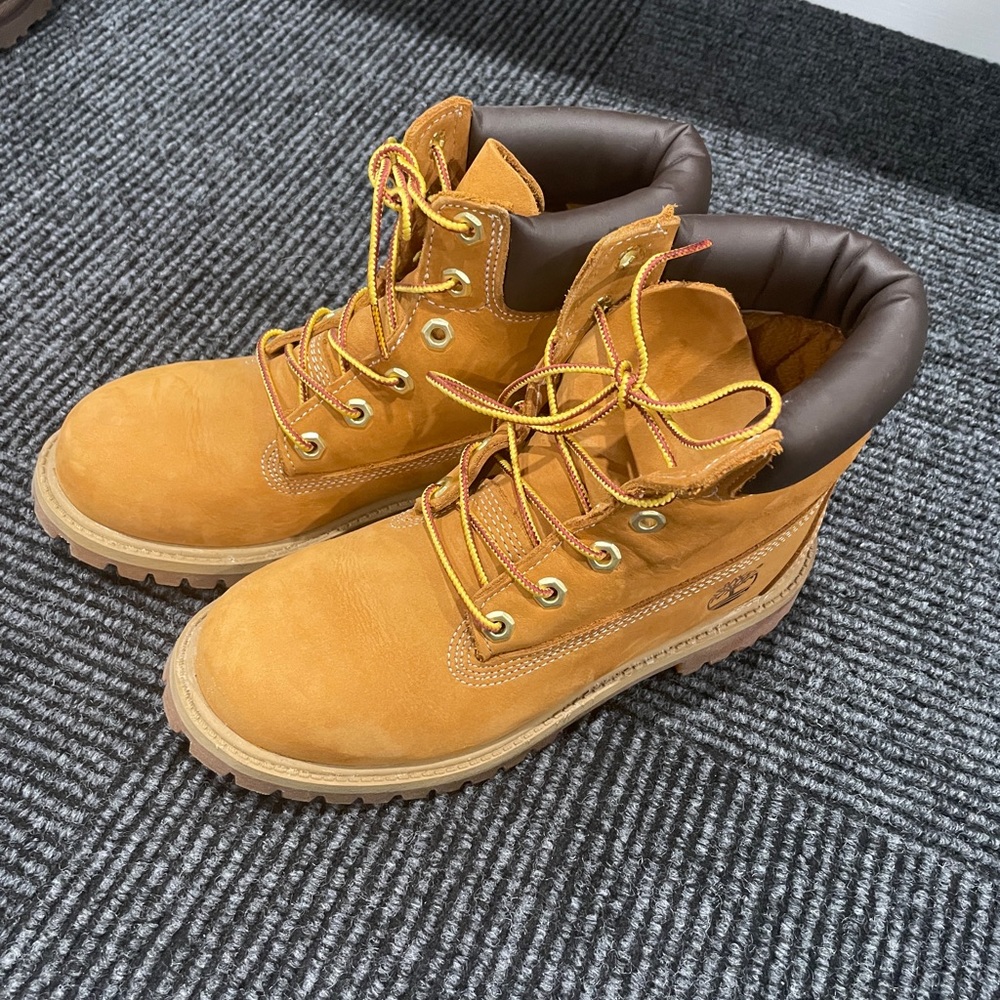 Timberland classic kids boots.